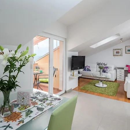 Leani Apartment