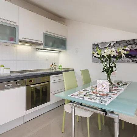 Leani Apartment
