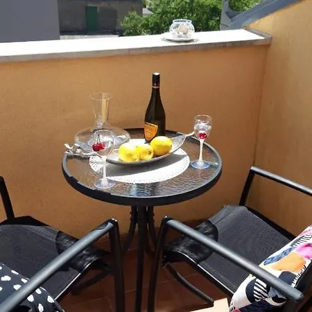 Leani Apartment *